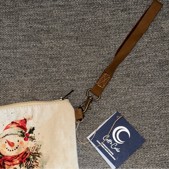 Brand New - Adorable Snowman Wristlet. Great present especially too yourself ☃️ - Picture 2 of 8
